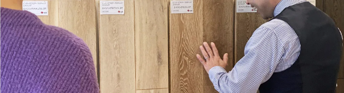 ショールーム内を見ている＆商談しているイメージ画像